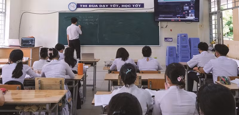 Học sinh Trường THPT Bùi Hữu Nghĩa, quận Bình Thuỷ (TP Cần Thơ) tham gia lớp học trực tiếp còn giáo viên giảng dạy tại nhà. Ảnh: TG
