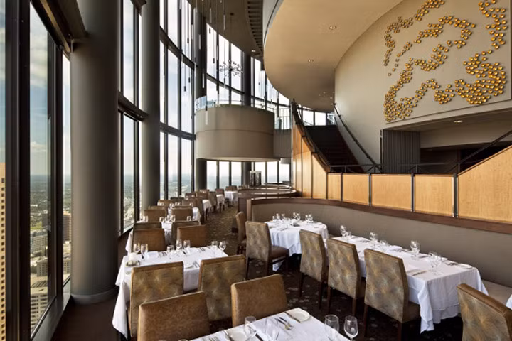 Sun Dial có mặt sàn xoay 360 độ. Ảnh: Sundialrestaurant.