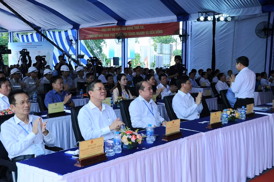 Đại biểu dự lễ khởi công tại điểm cầu tỉnh Hậu Giang.