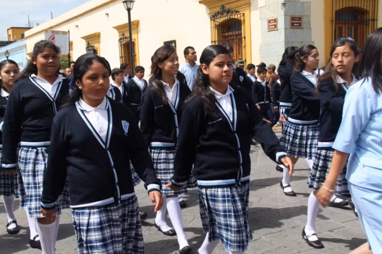 Đồng phục là bắt buộc đối với hầu hết học sinh ở Mexico.