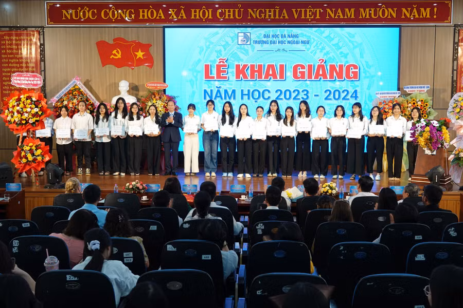 Đại diện BGH Trường ĐH Ngoại ngữ, ĐH Đà Nẵng trao thưởng cho tân sinh viên có kết quả cao trong kỳ tuyển sinh 2023.