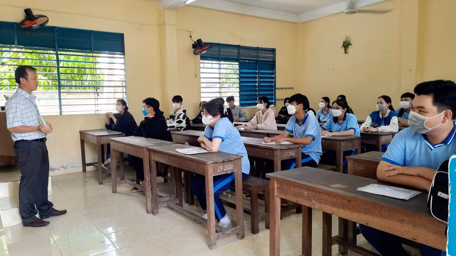 Thí sinh An Giang nghe phổ biến quy chế thi chiều 6/7. Thí sinh An Giang nghe phổ biến quy chế thi chiều 6/7.