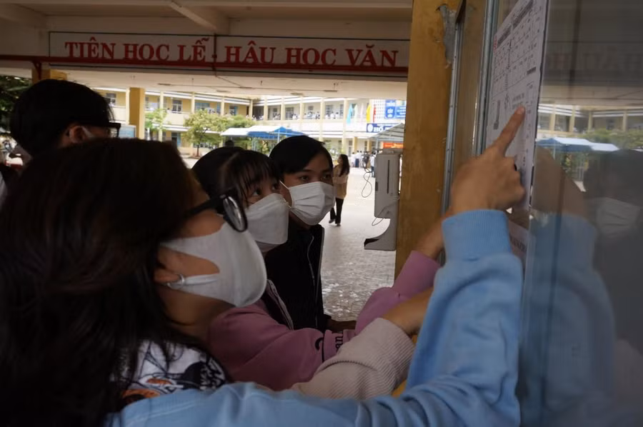 Thí sinh Cà Mau xem sơ đồ phòng thi chiều 6/7. Thí sinh Cà Mau xem sơ đồ phòng thi chiều 6/7.