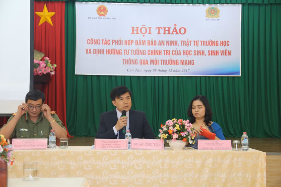 Đoàn chủ tọa thảo luận tại hội thảo. Đoàn chủ tọa thảo luận tại hội thảo.