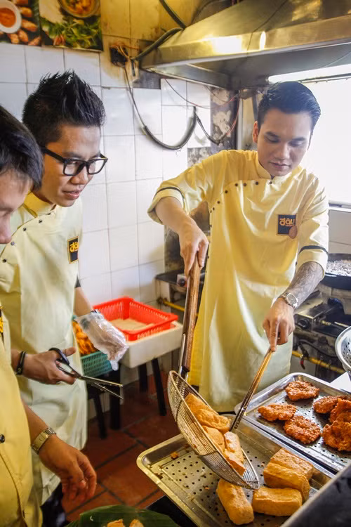 Khắc Việt bỏ ca hát đi bán bún đậu mắm tôm? - Ảnh 2 Khắc Việt bỏ ca hát đi bán bún đậu mắm tôm? - Ảnh 2