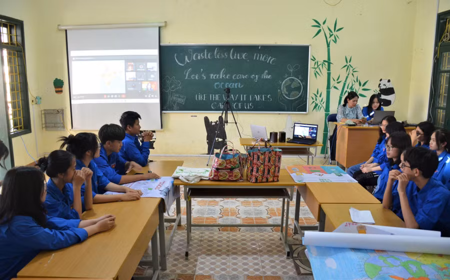 Lớp học diễn ra theo hình thức trực tuyến với các thiết bị hỗ trợ.
