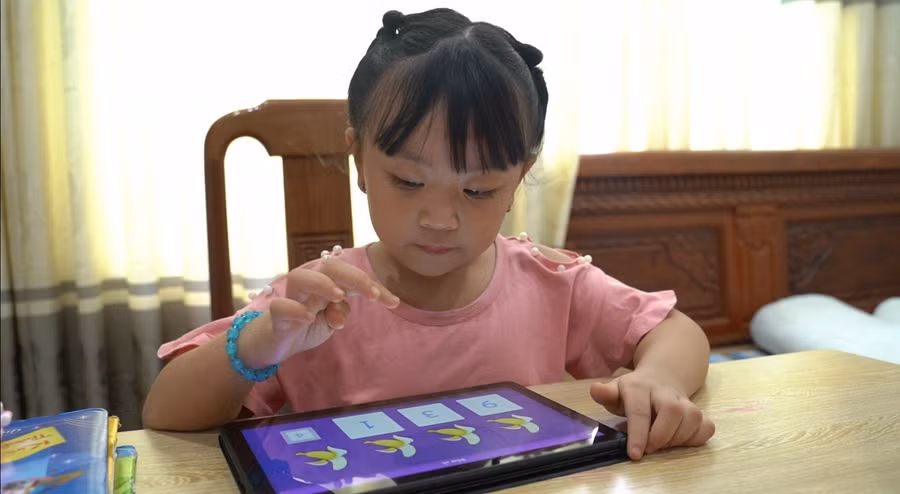 Con tự học với hệ thống bài tập phong phú, dưới sự hỗ trợ giảng bài từ giáo viên ảo AI.
