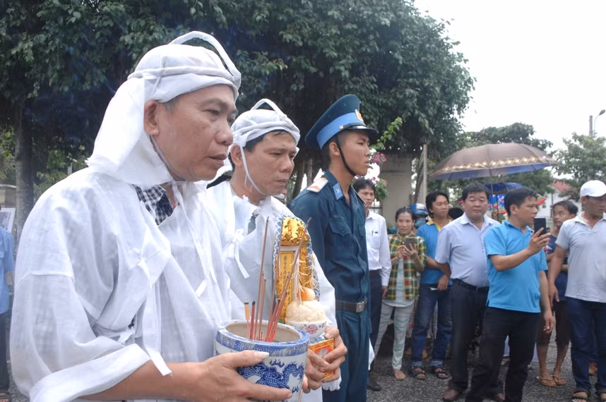 Gia đình, người thân bên linh cữu của ông. Gia đình, người thân bên linh cữu của ông.