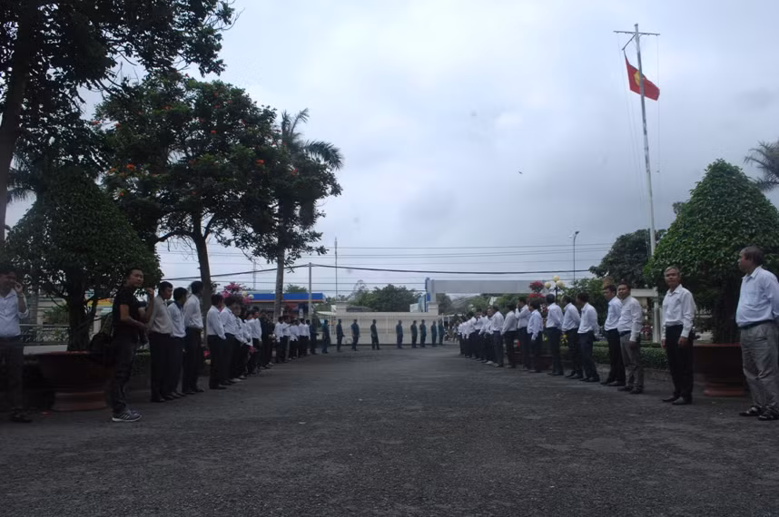 Từ sáng sớm đông đảo người dân, cán bộ huyện Lai Vung, tỉnh Đồng Tháp chờ đón linh cữu Anh hùng phi công Nguyễn Văn Bảy. Từ sáng sớm đông đảo người dân, cán bộ huyện Lai Vung, tỉnh Đồng Tháp chờ đón linh cữu Anh hùng phi công Nguyễn Văn Bảy.