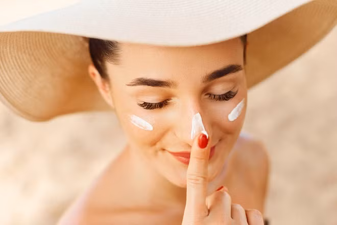 Kem chống nắng còn có tác dụng ngăn ngừa cháy nắng, lão hóa sớm, ung thư da. Ảnh: HAON.