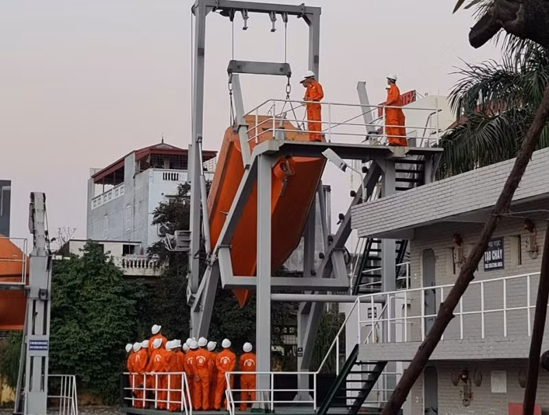 Sinh viên Trường Cao đẳng Hàng hải 1 thực hành với thiết bị máy móc.