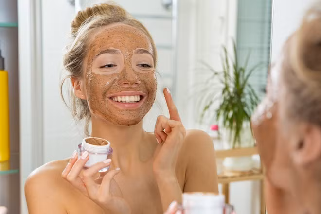 Bạn nên chọn phương pháp tẩy tế bào chết phù hợp với làn da của mình. Ảnh: Well+Good.