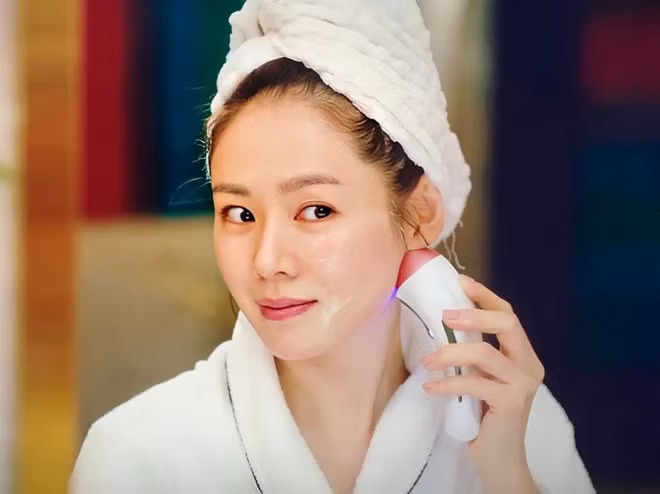 Bạn nên rửa mặt 2 lần/ngày. Ảnh: Metro Style.