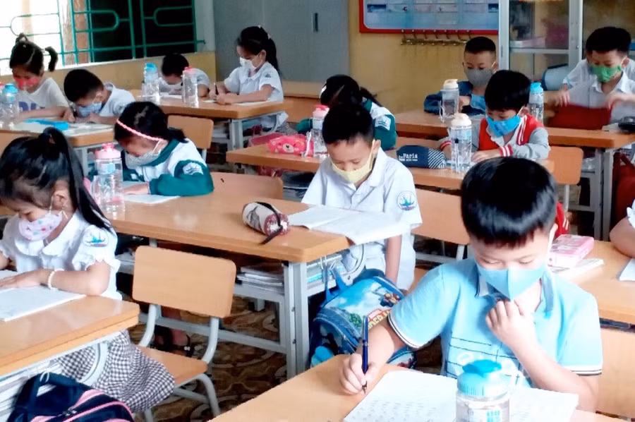Học sinh trường Tiểu học thị trấn Đình Cả (huyện Võ Nhai) trong tiết học đầu tiên trở lại sau kỳ nghỉ dài