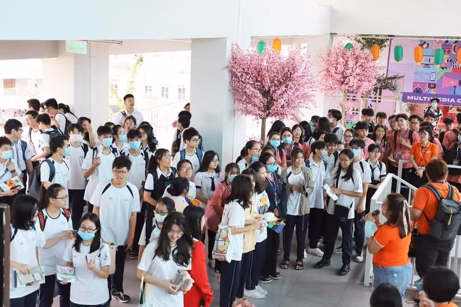 Học sinh khối 12 tham gia trải nghiệm Một ngày làm sinh viên Trường ĐH FPT. Ảnh NTCC