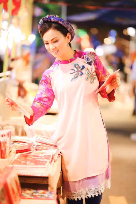 Em gai Cam Ly ve nuoc, cung me di mua sam Tet - Anh 5