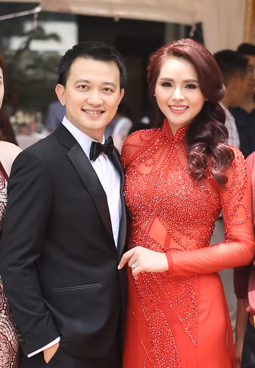 Lại Hương Thảo và ông xã Anh Tuấn trong lễ ăn hỏi ở Quảng Ninh. Ảnh: NVCC Lại Hương Thảo và ông xã Anh Tuấn trong lễ ăn hỏi ở Quảng Ninh. Ảnh: NVCC