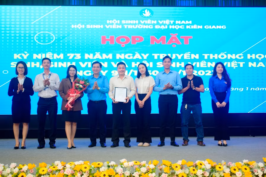 Trao quyết định thành lập Ban vận động Hội Cựu sinh viên Trường ĐH Kiên Giang.