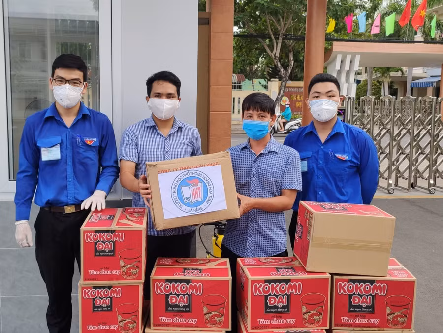Bí thư Đoàn trường THPT Hoàng Hoa Thám cùng các tình nguyện viên chiến dịch Hoa phượng đỏ tham gia hỗ trợ các khu vực phong tỏa vì dịch Covid - 19 trong mùa hè năm 2021