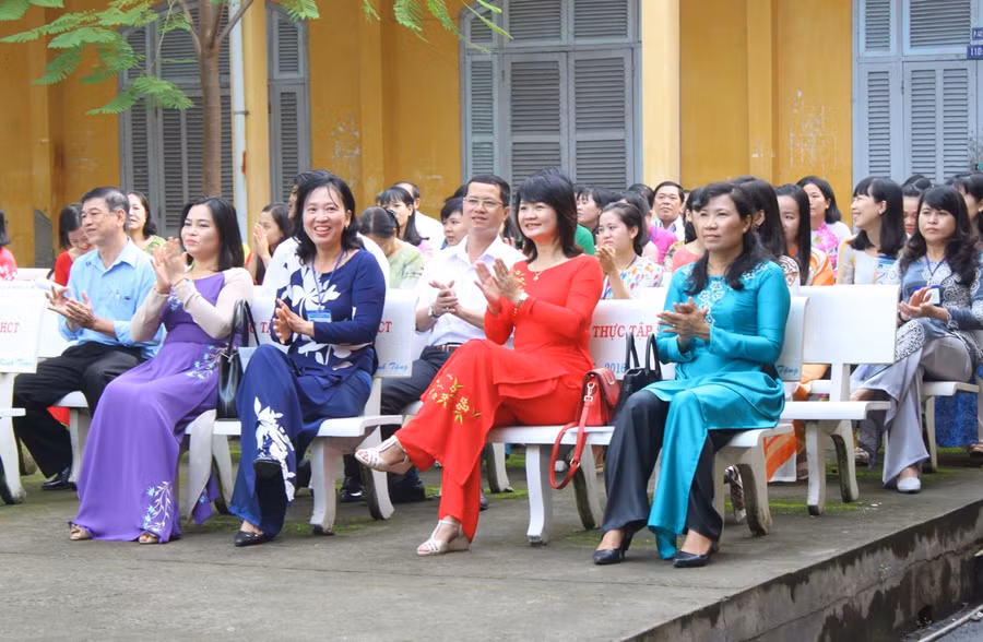 Trao tặng áo dài nhân dịp lễ chào cờ đầu tuần
