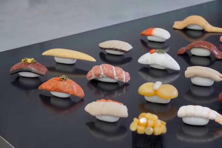 Độc lạ món Sushi được làm bằng đá khiến người xem ngỡ như thật ảnh 1