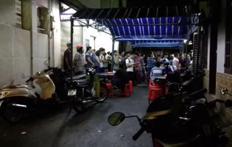 Linh cuu Minh Thuan duoc dua ve nha giua troi mua nhu trut - Anh 1