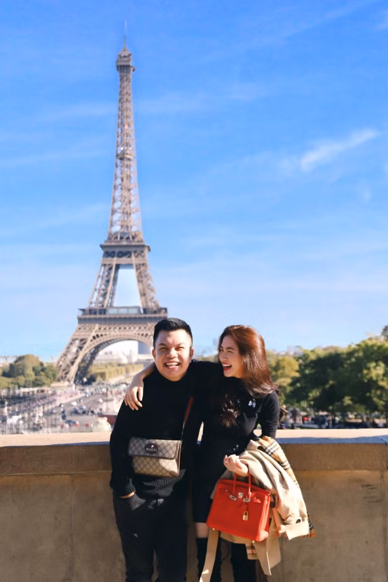 Hòa Minzy và người quản lý vô cùng thân thiết. Cả hai còn thường xuyên chụp ảnh chung và đi du lịch ở những nơi sang chảnh.