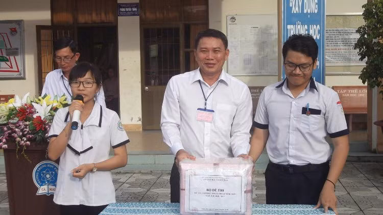 Thí sinh kiểm tra niêm phong thùng đựng đề thi Thí sinh kiểm tra niêm phong thùng đựng đề thi