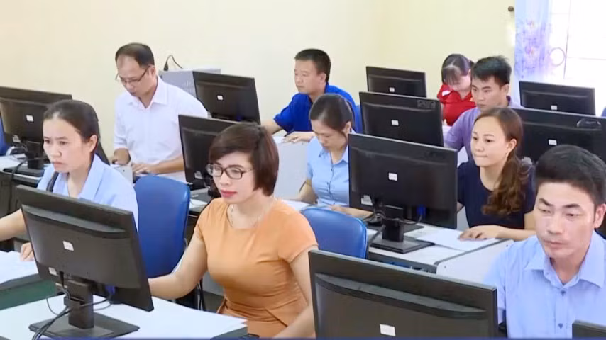Giáo viên chịu không ít áp lực về các chứng chỉ về tin học và ngoại ngữ. Ảnh minh họa