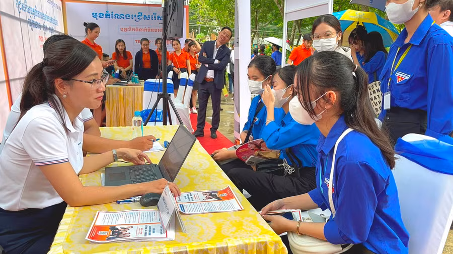 Doanh nghiệp, sinh viên tham gia Ngày hội việc làm.
