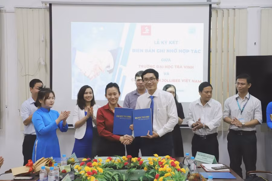 PGS.TS Diệp Thanh Tùng, Phó Hiệu trưởng Trường ĐH Trà Vinh và bà Nguyễn Thị Cẩm Vân, Quản lý khu vực kinh doanh Mekong 1 (JOLLIBEE Việt Nam) ký kết ghi nhớ hợp tác.
