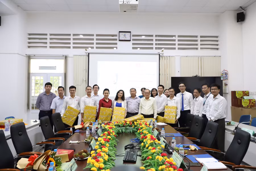 Trường ĐH Trà Vinh ký kết với các doanh nghiệp tham gia Ngày hội việc làm.