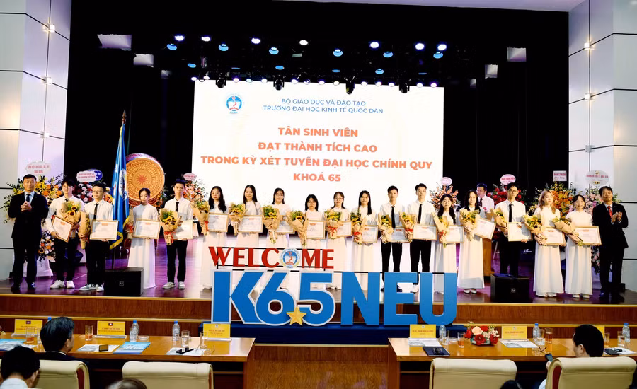 GS.TS Phạm Hồng Chương - Hiệu trưởng và PGS.TS Bùi Đức Thọ - Bí thư Đảng uỷ, Chủ tịch Hội đồng trường trao Giấy khen và tặng hoa cho các Tân sinh viên đạt thành tích cao trong kỳ xét tuyển ĐH chính quy khoá 65.