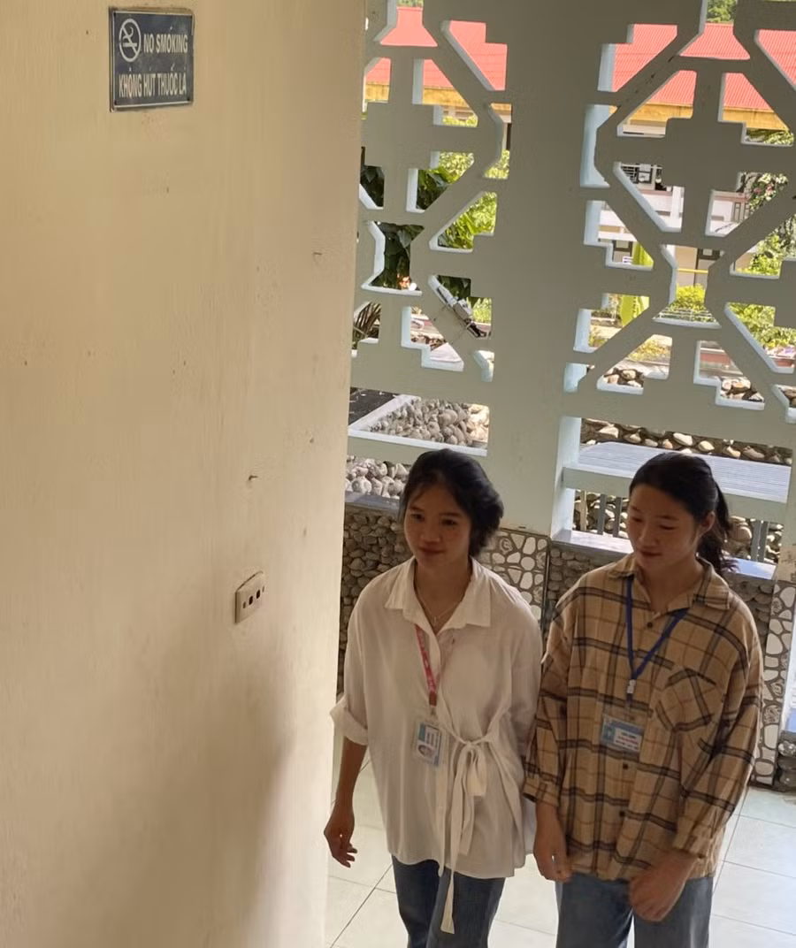 Ở các hành lang, lớp học, phòng họp…, Trường THPT Quan Sơn đều gắn biển “Cấm hút thuốc”.