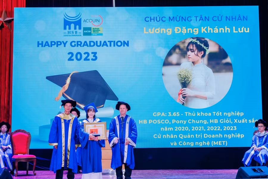 Lương Đặng Khánh Lưu, thủ khoa khóa đầu tiên của chương trình Cử nhân Quản trị doanh nghiệp và công nghệ nhận bằng tốt nghiệp.