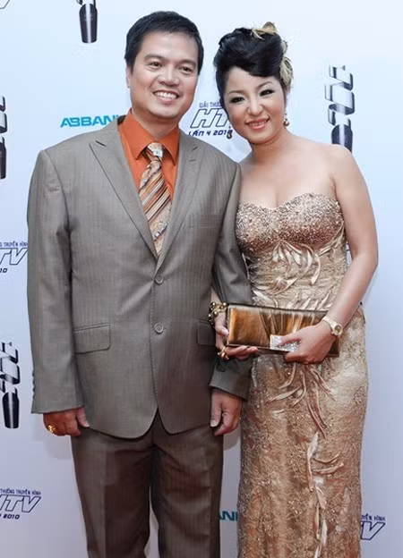 Tháng 10/2010, lễ cưới của danh hài Thúy Nga và Nguyễn Văn Nam được tổ chức tại một trung tâm tiệc cưới sang trọng ở TP.HCM, thu hút sự quan tâm của khán giả. Dù vậy, khi nhắc tới đám cưới này, diễn viên hài lại cho rằng đây chỉ là cách để cô có thể giữ được tài sản vì trước 3 ngày diễn ra tiệc cưới, ông Nam đã lên kế hoạch lừa thế chấp nhà để lấy 350.000 USD (tương đương hơn 7 tỷ đồng) của Thúy Nga. Sao Việt người bị chồng đánh mất trí, kẻ trầm cảm vì bị lừa
