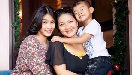 Nói về người chồng thứ hai, Kiều Trinh kể, anh là người thích những cuộc vui thú bên bạn bè hơn là quan tâm tới gia đình. Khi chị khuyên nhủ, anh không nghe mà còn đáp trả bằng nắm đấm. Chồng có thói vũ phu khiến Kiều Trinh nhiều lần phải cố chịu đựng đòn roi đến khi bị chấn thương ở hộp sọ, khâu đến 10 mũi. Di chứng từ trận bạo hành này khiến chị bắt đầu bị mất trí nhớ, lúc tỉnh lúc quên gần một năm nay. Chị sợ đến một lúc nào đó mình không còn nhận ra các con. Sao Việt người bị chồng đánh mất trí, kẻ trầm cảm vì bị lừa