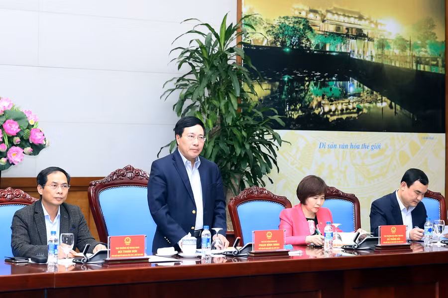 Phó Thủ tướng Phạm Bình Minh chủ trì phiên họp. Ảnh: VGP/Hải Minh