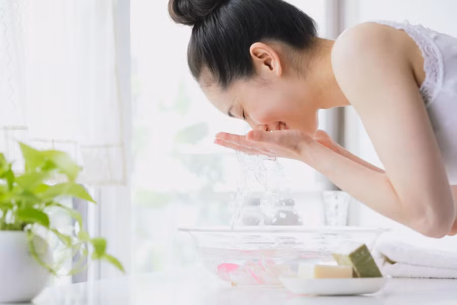 Nên làm sạch tay trước khi rửa mặt để bảo vệ da - Ảnh minh họa: Internet