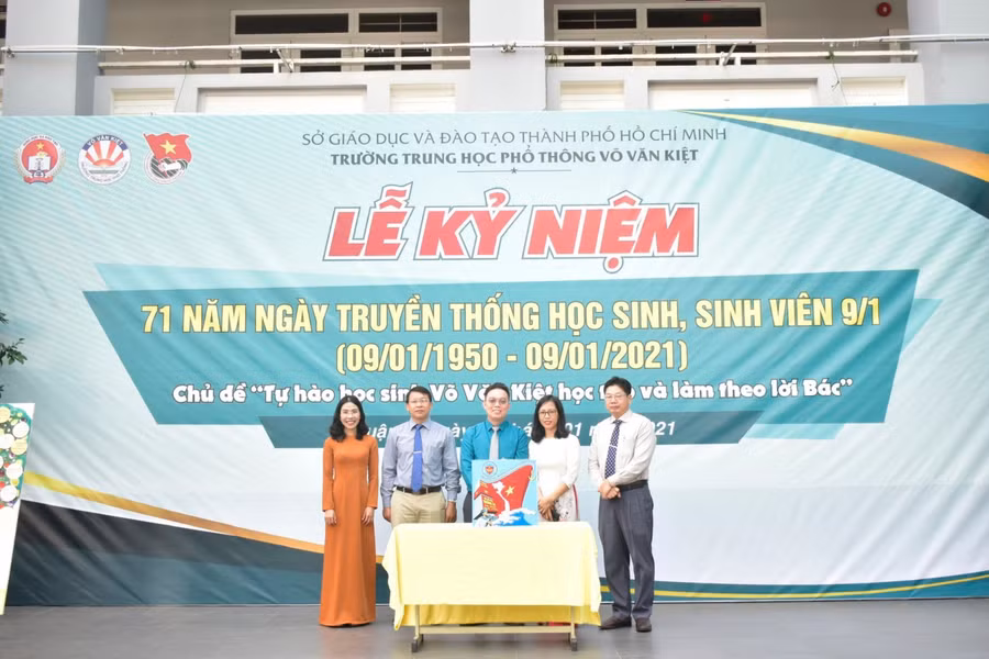 Ban lãnh đạo nhà trường phát động Chương trình “Vì biển, đảo quê hương"