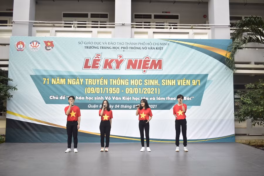 Học sinh tham gia các tiết mục văn nghệ trong Lễ kỷ niệm