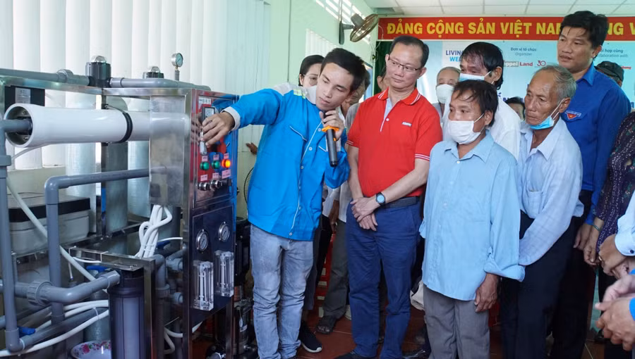 Hệ thống máy lọc nước này có khả năng sản xuất 6.000 lít nước sạch mỗi ngày để phục vụ nhu cầu sử dụng của người dân.