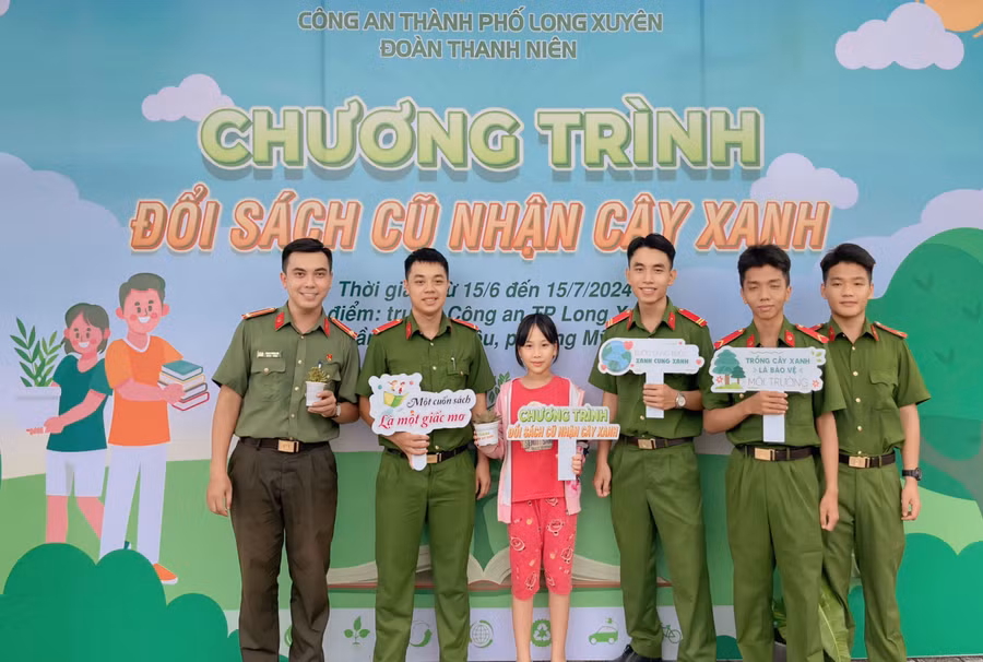 Đoàn thanh niên Công an TP Long Xuyên (An Giang) khởi động Chương trình "Đổi sách cũ nhận cây xanh".