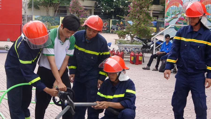 Đoàn viên, học sinh cùng tham gia trải nghiệm chữa cháy và CNCH tại Chương trình.