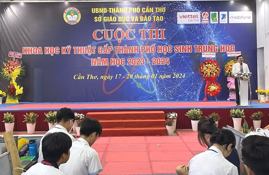 Ông Trần Thanh Bình - Giám đốc Sở GD&amp;ĐT TP Cần Thơ phát biểu tại lễ khai mạc cuộc thi.
