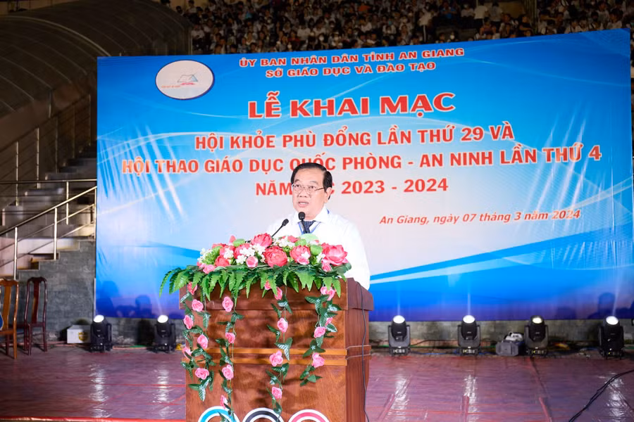 Ông Võ Bình Thư - Phó Giám đốc Sở GD&ĐT An Giang phát biểu khai mạc. Ông Võ Bình Thư - Phó Giám đốc Sở GD&ĐT An Giang phát biểu khai mạc.