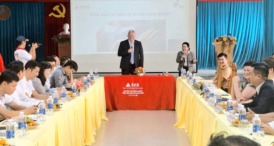 Đại diện Tập đoàn Đào tạo nghề BiW (Cộng hòa Liên bang Đức) khái quát chương trình du học nghề xây dựng tại CHLB Đức. Đại diện Tập đoàn Đào tạo nghề BiW (Cộng hòa Liên bang Đức) khái quát chương trình du học nghề xây dựng tại CHLB Đức.