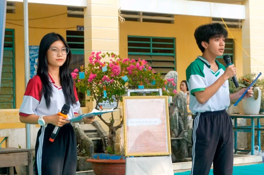 Học sinh tham gia tiết mục giới thiệu sách.