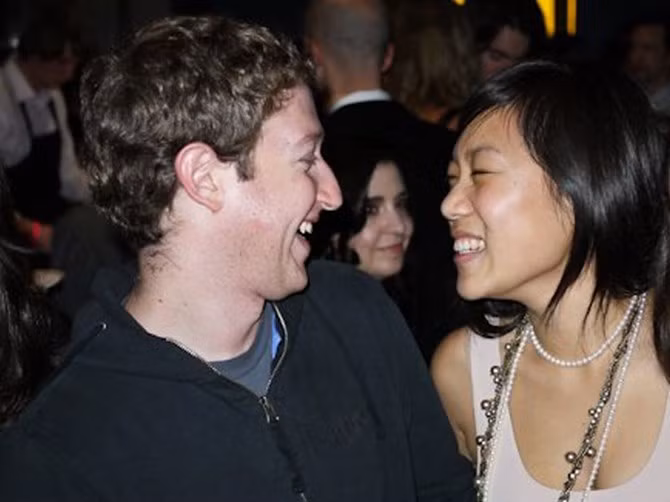 Zuckerberg và Chan trong một buổi tiệc