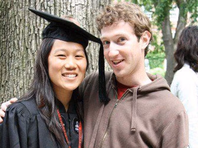 Mark đến chúc mừng bạn gái nhân ngày tốt nghiệp đại học Harvard vào năm 2007